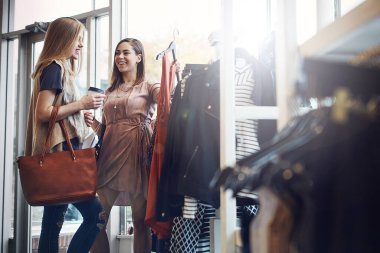 Moda, alışveriş ya da lüks alışveriş merkezlerinde kıyafet, satış ya da indirim yapan arkadaşlar. Gülümseyin, perakende satış mağazası ya da butikte kumaşlı müşteriler kahve içen kadınlar için yardım ya da tavsiye.