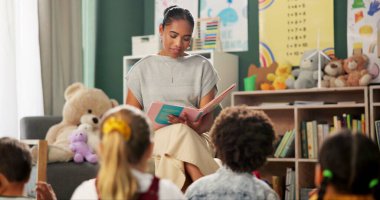 Anaokulu, öğretmen ve Montessori okulundaki çocuklara masal okumak, sınıf ve öğrenim. Çocuklar, peri masalı ve anaokulunda yaratıcılıkla fantezi kuran bir kadın..