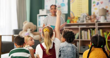 Anaokulu, çocuklar ve Montessori okulundaki öğretmenler için bir soru, öğrenme ve okuma hikayesi. Çocuklar, peri masalı ve kadınlar yaratıcı fikirleri olan ya da anaokulu eğitiminde konuşan kızlara öğretirler..