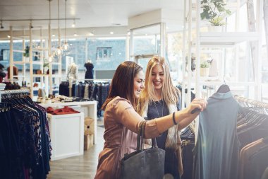 Mutluluk, alışveriş ve lüks alışveriş merkezlerinde giysi, satış veya indirim için müşterilere yardım etmek. Moda, perakende mağazası ve butikte kumaşı olan bir müşteri..