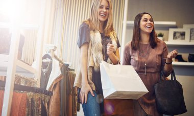Mutlu, kadın ve alışveriş çantası perakende moda paketi olarak indirimli müşteri, ticaret ya da lüks ürünler olarak. Gülümseyin, arkadaşlar ve elbiseler, mağazadaki ticari malların müşterileri veya harcamaları.