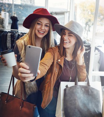 Arkadaşlar, selfie ve kadınlarla yaz alışverişi, gülümseme ve mutlulukla birlikte alışveriş merkezinde perakende, satış ve indirim. Sosyal medya, müşteri ve şehir butik dükkanı için moda, fotoğraf ve hafıza.