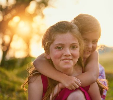 Kardeşler, portre ve açık havada yaz için mutluluk, tatil ve aile olarak birlikte destek. Kızlar, bahçede yüzünüz ve gülümsemeniz doğayı sevmeniz, tatiliniz ve çocukluğunuzda eğlenmeniz için..