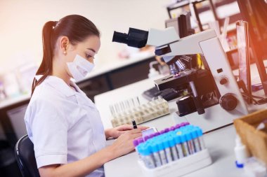 Tıp, yenilik ve deney araştırmaları için laboratuarda yazan bilim, tablet ve kadın doktor. Veri analizi, sağlık hizmetleri veya hemşire veya DNA, bakteri veya test için kan örneği alan flebotomist.