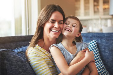 Aşk, anne ya da çocuk, güven, bağ ve ilişki hafızasının desteği için kanepede kucaklaşır. Gülümseyin, kadınlar ve kızlar aile olarak bakım, güvenlik için ya da rahatlamak için kanepede kucaklaşın gelişme için.