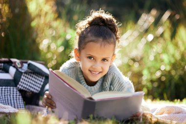 Portre, öğrenme ve kız bahçede kitap okumak, piknik yapmak ve çocuk gelişimi için. Gülümse, fantezi ya da mutlu çocuk peri masalı, hikaye ve okuma yazma bilen, eğitim ya da hobi sahibi.