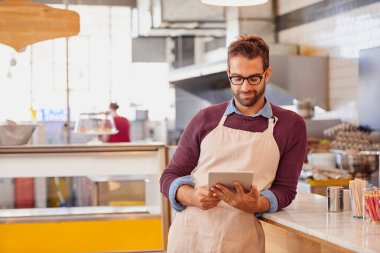 Kahve dükkanı, fırın ve internet menüsü için tabletteki adam stok ve envanterleri kontrol edin. Restoran, kafeterya ve dijital teknolojide sipariş, ağ ve web sitesi sahibi.