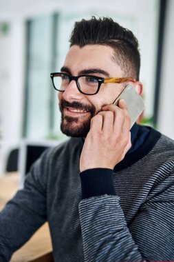 Telefon görüşmesi, erkek danışman ve sohbet, iletişim ve iletişim için ofiste gülümseme. Happy, teknoloji ve iş adamı New York 'taki müşteriler için konuşma, dinleme ve tavsiyelerde bulunuyor..