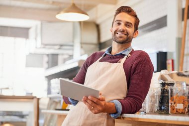 Kahve dükkanı, portre ve tabletteki adam online menü için stokları ve envanterleri kontrol edin. Restoran, kafeterya ve küçük işletme sahibi sosyal medya, ağ ve web sitesi için dijital teknolojide.
