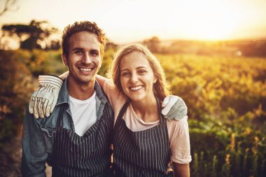 Çiftçilikte çiftçilere sevgi, sarılma ve gülümseme, tarım, büyüme ve şarap için. Üzüm bağları, sürdürülebilirlik ve çevre için kırsal alanda erkek ve kadınla takım çalışması, bağ ve portre.