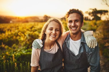 Tarım, büyüme ve şarap için çiftlikte bir çiftle portre, sarılma ve gülümseme. Üzüm bağları, sürdürülebilirlik ve çevre için kırsalın üzüm tarlasında ekip çalışması, bağlanma ve kadınla aşk.