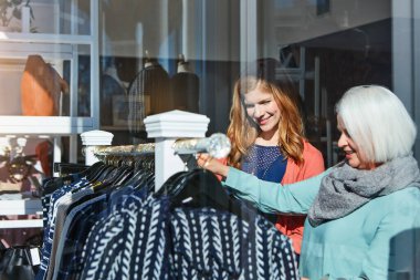 Olgun anne, alışveriş ve kadın perakende kıyafet için karar, marka moda ve lüks gardırop butikte. Tebessüm, insanlar ve aile bağları, tasarımcı ürünü ve tedarikçi dükkanındaki kaliteli kumaş.