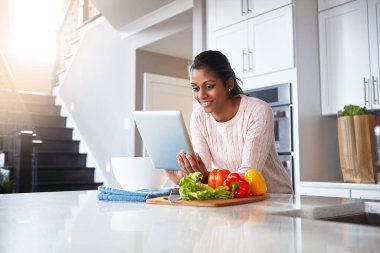 Tablet, malzemeler ve kadın mutfakta. Sağlıklı yemek, sağlık ve diyet tarifi için. Gülümse, sebze ve Hintli kadın beslenme talimatları için dijital teknolojiye sahip evde.