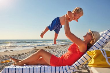 Kadın, kaldırma ve çocuk tatilde plajda destek için İstanbul 'da tatil, mutluluk veya hatıra için tatil. Heyecanlı, anne ve çocuk rahatlamak için, birlikte büyümek, gelişmek ya da aşk için oynuyorlar..