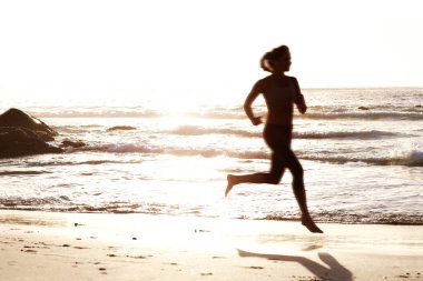 Siluet, kadın ve okyanusla birlikte gün batımı spor için koşucu ya da doğa için seyahat eğitimi. Sahildeki manzara, sağlık ve kum kardiyo, gökyüzü ve spor atletiyle çalışmak için