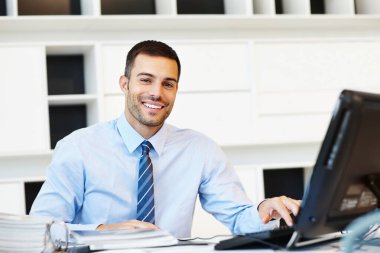 Bilgisayar, şirketteki avukatla portre yap ve gülümse ya da araştırma ya da yasama için pratik yap. Dava için işyerindeki mutlu avukatın gülümsemesiyle danışmanlık, bilgi ve rapor..