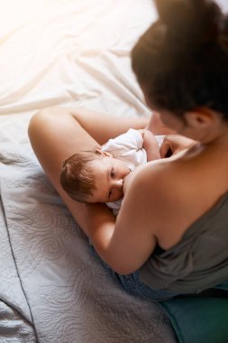 Anne, bebek ve yatak odasında emzirme büyüme, beslenme ya da sindirim sağlığı için. Mercek parlaması, üst görünüm ve yeni doğmuş çocuğu olan kadın evde süt, sağlık veya bağ kurmak için..