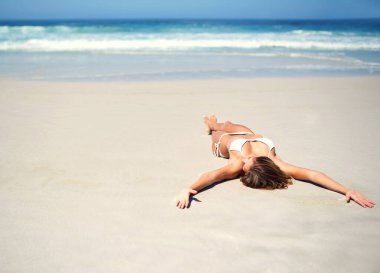 Bikini, yalan söylemek ve sahilde güneşlenmek, güneşlenmek ve deniz kenarında dinlenmek için bekleyen bir kız. Kaliforniya 'da tatil, hafta sonu tatili ve maket alanlı macera için okyanus, kum ve kadın kişi.