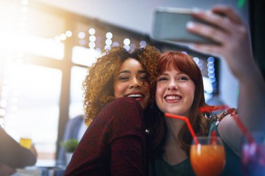 Kadın, selfie ve kulüpte parti, etkinlik ya da gece hayatı, eğlence ve gülümsemeyle bağlanma ve arkadaşlık. Alkol, kokteyl ve gece klübü kutlama, doğum günü ve sosyal içeceklerle dolu..