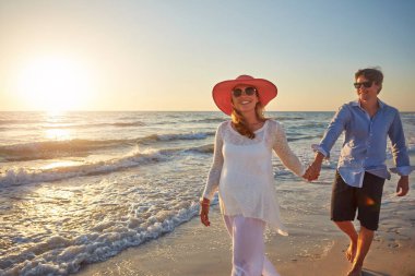 Günaydın, çift ve kumsalda yürüyüş, dışarıda mutluluk ve tatil için Florida 'da el ele tutuşmak ve tatil. Trip, erkek ve kadın balayında, hamile ve denizde kaynaşıyor, randevuda ya da kumda.