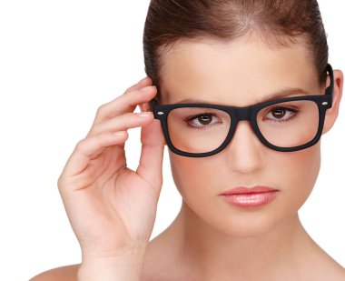 Kadın, gözlük ve gözlüklü portre, gözlük, moda optometri görüşü veya gözlükçü reçeteli lens. Genç bir kadın ve ciddi beyaz arka planda şık bir çerçevesi ya da görüşü var.