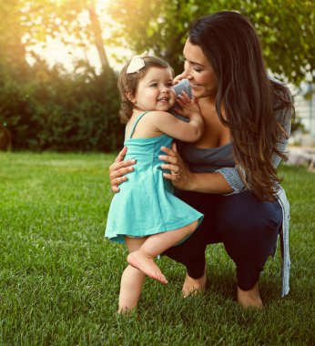 Mutlu, kadın ve bebek arka bahçede çocuk gelişiminde eğlence, büyüme ve aşka özen gösteriyorlar. Aile, yeni yürümeye başlayan kız ve anne hafta sonları kaynaşma, destek ve annelik için doğada mutluluklar..