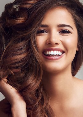 Keratin ya da şampuan tedavisi için gri arka planda kendine güvenen bir kadının güzel, saç ve portresi. Kuaförde koşullanma ve saç bakımı için doğal modelle estetik, kozmetik ve sağlık.