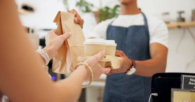 Barista, müşteri ve paket kahve ya da eller ya da tezgahta kahvaltı siparişi vermek, sabah veya espresso. Küçük işletme yemekleri, latte veya içecekler için kişi, paket ve kafe veya öğle yemeği içeceği.