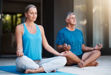 Yoga, meditasyondaki çiftler için sakin, Zen ve sağlık için barış, rahatlama ve zihniyetle sağlıklı. Yer, Yogi ve pilates ruhani, şifalı ve dışarıda stres, çakra ve vücut için..