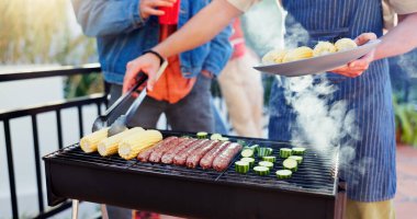 Barbekü, açık hava ve arka bahçede sosisli ve sebzeli arkadaşlar buluşmada, sosyal etkinlikte ya da öğle yemeğinde. Grill, parti ve erkekler hafta sonları evde bbq yemeği pişiriyor.
