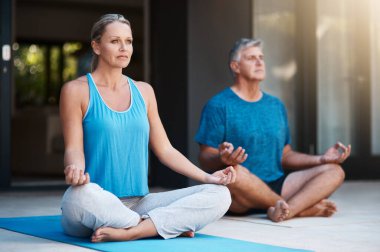 Yoga, rahatla ve meditasyonda çift için paspas, Zen ve huzur sağlıkta, sakin ve sağlıklı zihniyetle. Yer, Yogi ve pilates ruhani, şifalı ve dışarıda stres, çakra ve vücut için..