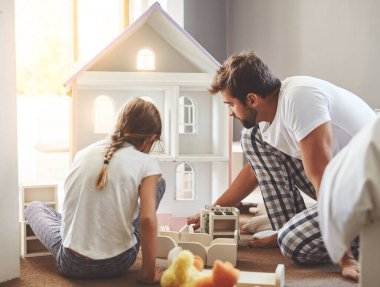 Erkek, kız ve bebek evi ile birlikte sabah eğlencesi, büyüme ve gelişme için yatak odasında. Süper kahraman baba, kız ve aile evi merceğiyle öğrenme, bağlanma için oyuncak paketlemede yardım.