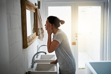 Ev, banyo ve aynalı kadın, kozmetik, cilt bakımı, anti-yaşlılık, sağlık ve güzellik. Daire, kişi ve kız yansıma, makyaj ve bakım rutin ve sabah.