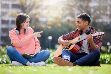 Üniversite, açık hava ve kadın erkek, gitar ve eğitim arası, güneş ışığı ve üniversite ile mutluluk. Öğrenciler, enstrümanlar ve parktaki arkadaşlar, rahatlayın ve yetenek, eğitim ve pratik ile neşe içinde olun..