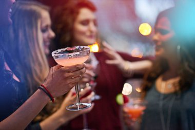 Gece kulübünde kadınlarla el, arkadaşlar ve kokteyl, eğlence ve sohbet. Millet, kulüp ve içkiler kadehlerle, alkolle ve yeni yıl kutlamalarıyla yeni yıl kutlamalarıyla ve gece buluşmalarıyla.