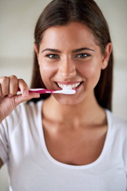 Portre, kadın ve evde diş fırçasıyla gülümseme hijyen ve temiz dişler için. Kadın, yüz ve diş macunu ağız ve diş sağlığı için temiz hava veya koku ile mutlu..