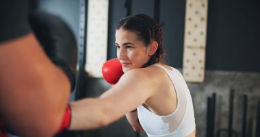 Spor salonunda spor, kadın ve boks eğitimi, kendini savunma ve kişisel antrenörle egzersiz. Güç antrenmanı, yumruk ve kadın atlet spor için ekipman, öğrenme ve sıkı çalışma ile mücadele.