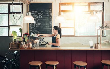 Barista, kafe tezgahında garson, çalışan ve içki makinesiyle çalışan kadın. Girişimci ile küçük işletmelerde restoran, çalışan ve çalışan, personel ve espresso üreticisi.