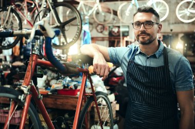 Bisiklet, garaj ve tamirhane, portre ve küçük tamirci, önlük ve ekipman işleri. Gururlu, hizmet, bakım ve bisiklet, teknisyen ve çalışma araçlarına sahip kişi.