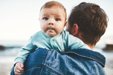 Doğa, insan ve bebek portresi sahilde macera, bağ ve çocuk gelişimi için. Tatil, okyanus kıyısında bebeği olan aile ve baba babalar günü, aşk ve yaz tatili Cancun 'da..