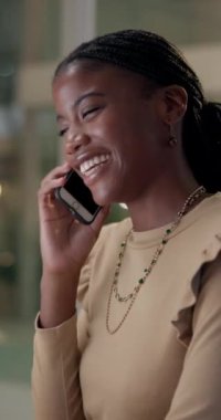 Telefon görüşmesi, iş ve siyahi kadın sohbeti, komik ve mobil kullanıcı bağlantısı var. Afrikalı kişi, çalışan veya danışman cep telefonu, ağ veya tartışma veya gülümseme ile iletişim.