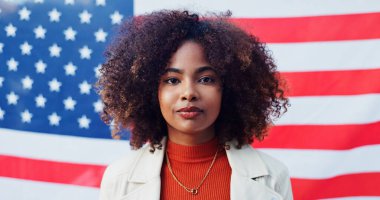 Siyahi kadın, portre ve arka planda Amerikan bayrağı, gurur ve mirası. ABD 'ye oy verin, fikir ve vatanseverlik dayanışma, özgürlük ve insan hakları kutlamalarında temsil.