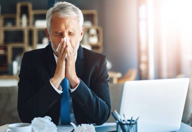 Hasta, işadamı ve ofiste grip virüsü, bakteri ve toz veya polene alerjisi olan bir doku. Olgun çalışan, tıkanıklık ve enfeksiyon riski olan burun temizliği..