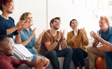 Yaratıcı, iş adamı ve insanlar atölyede başarı, alkış ve sunum için alkışlıyor ya da mutlular. Kalabalık, çeşitli grup ve gülümseme veya proje başarı, kutlama ve web tasarımcısı birlikte.