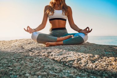 Açık hava, meditasyon ve Kaliforniya 'da yoga, sağlık ve ruhsal huzur için çakralı bir kadın. Zen, dişi yogi ve nilüfer çiçekli eller doğada sakin, rahatlatıcı ve zihinsel sağlık için poz verir..