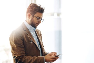 Telefon, sosyal medya ve ofisteki iş adamlarıyla iletişim, ağ kurmak ya da mesaj atmak için yer. İş yerindeki cep telefonundan profesyonel çalışan okuma bilgileri ile uygulama, iletişim ve e- posta.