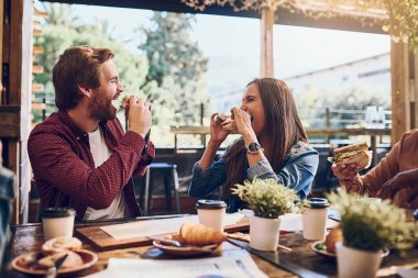 Bir grup insan, arkadaşlar ve iş arkadaşı olarak brunch 'ta yemek yemek, takım oluşturma ya da toplantı. İş arkadaşları, kutlama için restoranda pozitif ve neşeli ya da iş birliği için başarılı.