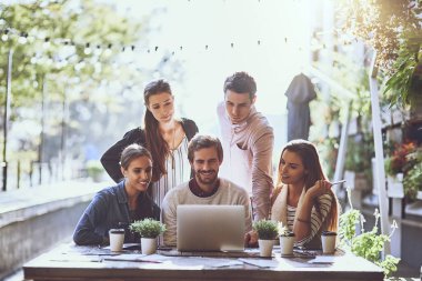 Modern ofis, planlama ve iş adamlarıyla toplantı, dizüstü bilgisayar ve fikirlerle işbirliği, eleştiri veya geri bildirim. Grup, çalışanlar veya bilgisayar, proje veya yaratıcı ajansla işbirliği.