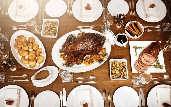 Yukarda, aile toplantısı, toplanma ve kutlama için yemek ya da hindi tavuğu ile yemek. Manzara, büfe ve ziyafet, Şükran Günü ya da Noel için masa başında destek, sevgi ve özenle..