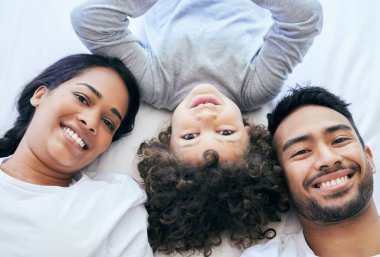 Üst tabaka, aile ve oğul yataktaki portrede, sevgi ve bağlantı ya da evdeki güven kaynaşması. Aile, çocuk ve huzur için sabah yatak odasında dinlenin, birlikte uyanın ve destek olun veya dinlenin..